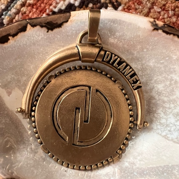 Dylanlex - Picture 2 of 2